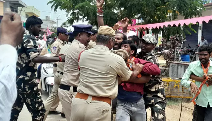 మంత్రిని అడ్డుకునేందుకు బీజేపీ కార్యకర్తల యత్నం