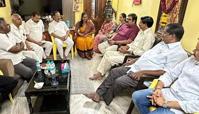 Gannavaram Incident: సాయికల్యాణికి అండగా టీడీపీ నేతలు Gannavaram Incident: సాయికల్యాణికి అండగా టీడీపీ నేతలు