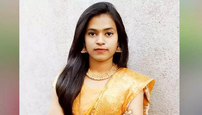 స్నేహితుడి ఇంటికి వెళ్లివస్తానని చెప్పి బయటికి వెళ్లిన యువతి.. ఏం జరిగిందో తెలుసా.. స్నేహితుడి ఇంటికి వెళ్లివస్తానని చెప్పి బయటికి వెళ్లిన యువతి.. ఏం జరిగిందో తెలుసా..