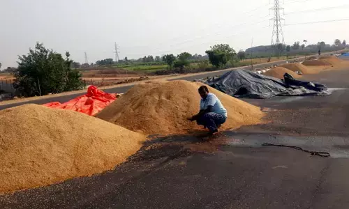 అకాల వర్షాలతో రైతన్నలకు ఇబ్బందులు