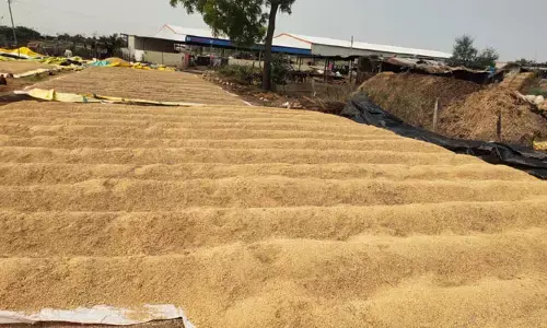 కొనుగోలు కేంద్రాలు ప్రారంభం కాకపోవడంతో రైతుల్లో టెన్షన్