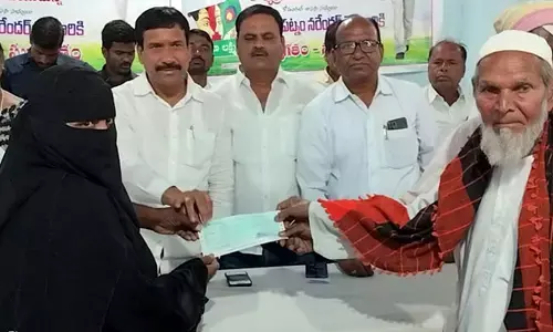 రంజాన్ తోఫాలు పంపిణీ చేసిన పట్నం నరేందర్ రెడ్డి