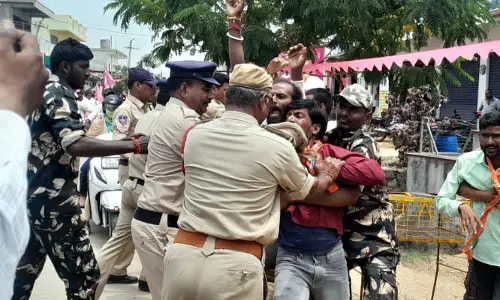 మంత్రిని అడ్డుకునేందుకు బీజేపీ కార్యకర్తల యత్నం