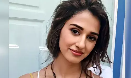 గంగా హారతిలో దిశా పఠానీ.. మరీ చీప్‌గా డ్రెస్ వేసుకుందే..