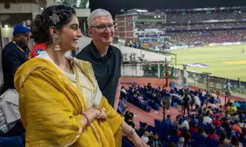 IPL 2023 : దిల్లీ vs కోల్‌కతా మ్యాచ్‌లో యాపిల్‌ సీఈవో టిమ్‌ కుక్‌ సందడి..