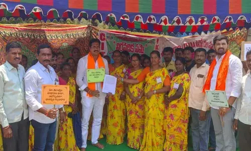 వివోఏల సమ్మెకు మద్దతు తెలిపిన హుస్సేన్ నాయక్..