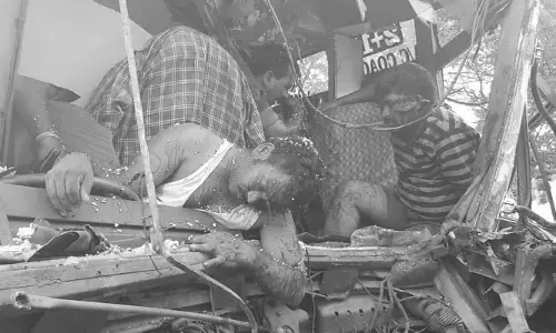 కొత్తపేట వద్ద లారీ, బస్సు ఢీ.. 12 మందికి గాయాలు