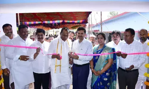 మంత్రికోసం చెప్పులు లేకుండా ఎండలో విద్యార్థులు..