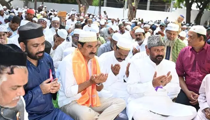 ప్రజల మధ్య ఐక్యతను పెంపొందించేదే రంజాన్: ఎర్రబెల్లి ప్రదీప్ రావు ప్రజల మధ్య ఐక్యతను పెంపొందించేదే రంజాన్: ఎర్రబెల్లి ప్రదీప్ రావు