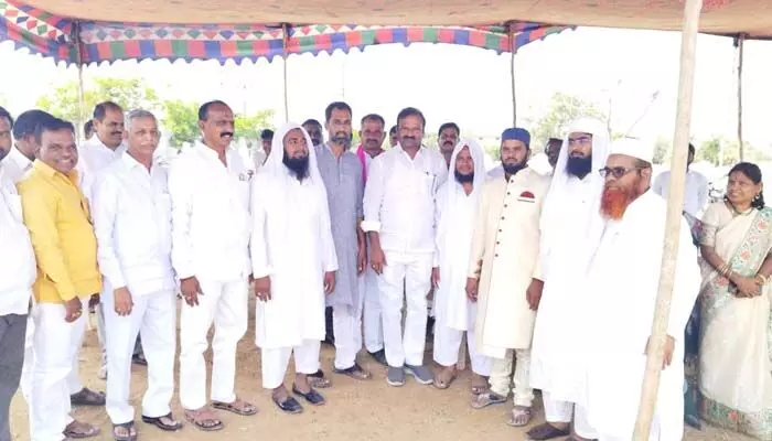 ఘనంగా రంజాన్ వేడుకలు.. పాల్గొన్న ఎమ్మెల్యే ఆల ఘనంగా రంజాన్ వేడుకలు.. పాల్గొన్న ఎమ్మెల్యే ఆల