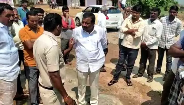 పెద్ద తుప్పరలో ఉద్రిక్తత.. సర్పంచ్ తో పాటు మరో ఎనిమిది మంది అరెస్ట్.. పెద్ద తుప్పరలో ఉద్రిక్తత.. సర్పంచ్ తో పాటు మరో ఎనిమిది మంది అరెస్ట్..