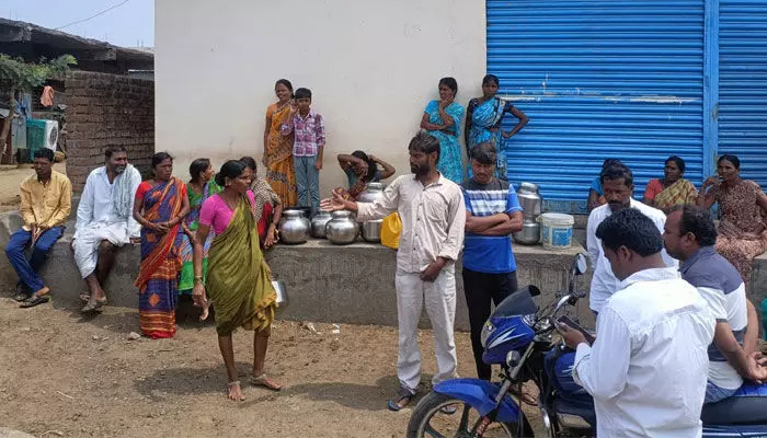 తాగునీరు కోసం కన్గుట్ట గ్రామస్థుల ఆందోళన తాగునీరు కోసం కన్గుట్ట గ్రామస్థుల ఆందోళన