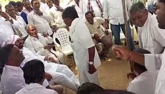 ఎమ్మెల్యే ముత్తిరెడ్డి మళ్లీ తిట్లదండకం..కాంగ్రెస్, బీజేపీలపై ఫైర్.. ప్రతిఘటించిన కాంగ్రెస్ నాయకులు.. ఎమ్మెల్యే ముత్తిరెడ్డి మళ్లీ తిట్లదండకం..కాంగ్రెస్, బీజేపీలపై ఫైర్.. ప్రతిఘటించిన కాంగ్రెస్ నాయకులు..