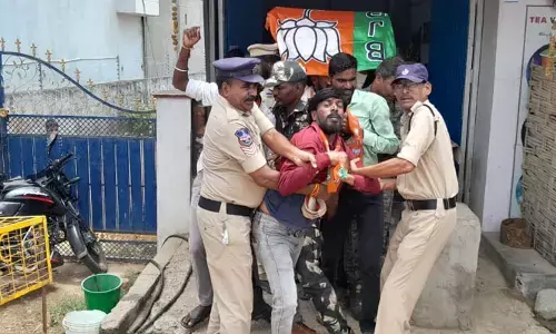 మంత్రి కాన్వాయ్ ని అడ్డుకునేందుకు బీజేపీ కార్యకర్తల యత్నం