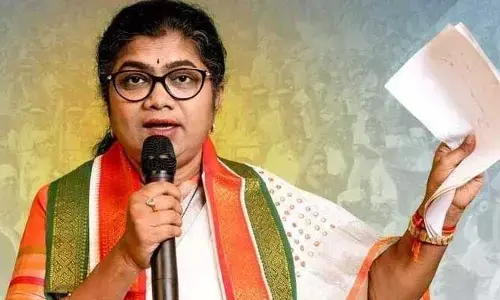 ‘‘ముక్కు నేలకు రాయ్’’.. MLA ఈటలపై పాల్వాయి స్రవంతి తీవ్ర విమర్శలు