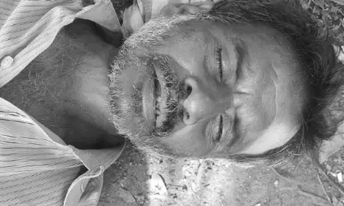 చెట్టుకు ఉరేసుకొని వ్యక్తి ఆత్మహత్య..