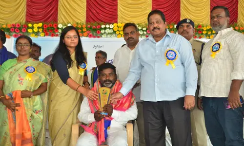 దళిత సేవ అవార్డు అందుకున్న మురళి
