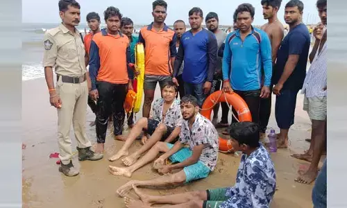 Rushikonda Coast: హమ్మయ్యా.. ఊపిరి పీల్చుకున్నారు!
