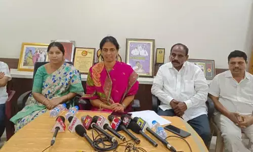 అమిత్ షా తెలంగాణకు వచ్చేది కేసీఆర్ ని తిట్టడానికేనా ?