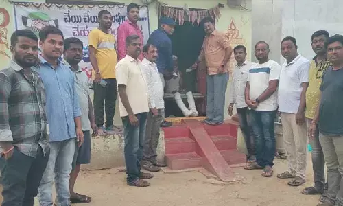 గాయపడిన గీత కార్మికునికి వాట్సాప్ గ్రూప్ చేయూత..