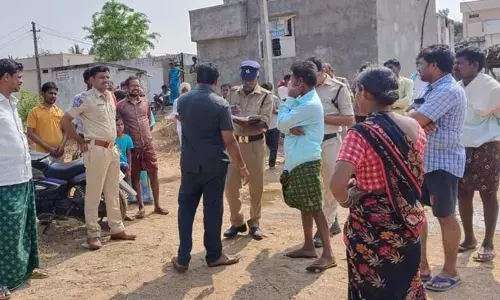 రెండు ఇళ్లల్లో చోరీ.. నగదు, బంగారం అపహరణ