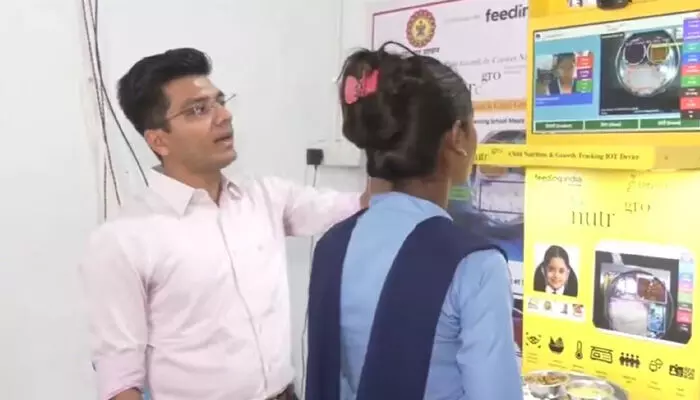 విద్యార్థుల కోసం ఆహార నాణ్యత కొలిచే AI మెషిన్ను ఏర్పాటు చేసిన కలెక్టర్ విద్యార్థుల కోసం ఆహార నాణ్యత కొలిచే AI మెషిన్ను ఏర్పాటు చేసిన కలెక్టర్