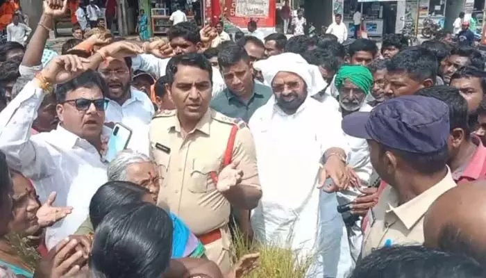ఎమ్మెల్యే ముత్తిరెడ్డిని అడ్డుకున్న బచ్చన్నపేట రైతులు.. ఎమ్మెల్యే ముత్తిరెడ్డిని అడ్డుకున్న బచ్చన్నపేట రైతులు..