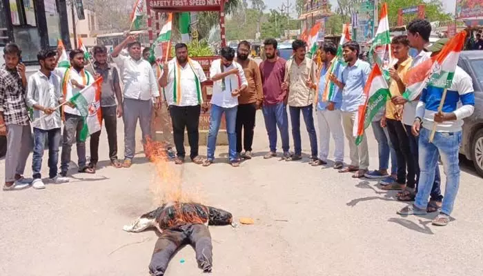ఈటల రాజేందర్ దిష్టిబొమ్మ దహనం.. ఈటల రాజేందర్ దిష్టిబొమ్మ దహనం..