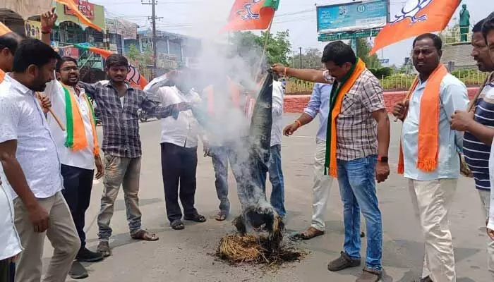 ఈటలకు క్షమాపణ చెప్పాలి.. రేవంత్ దిష్టిబొమ్మ దహనం.. ఈటలకు క్షమాపణ చెప్పాలి.. రేవంత్ దిష్టిబొమ్మ దహనం..