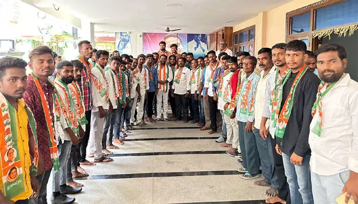 గుమ్మడిదల మండలంలో బీఆర్ఎస్ పార్టీకి షాక్ గుమ్మడిదల మండలంలో బీఆర్ఎస్ పార్టీకి షాక్