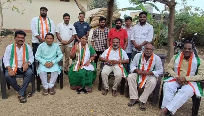 ఈటల రాజేందర్ ది కాంగ్రెస్ పై బురదల్లే ప్రయత్నం: ఎమ్మెల్యే సీతక్క ఈటల రాజేందర్ ది కాంగ్రెస్ పై బురదల్లే ప్రయత్నం: ఎమ్మెల్యే సీతక్క