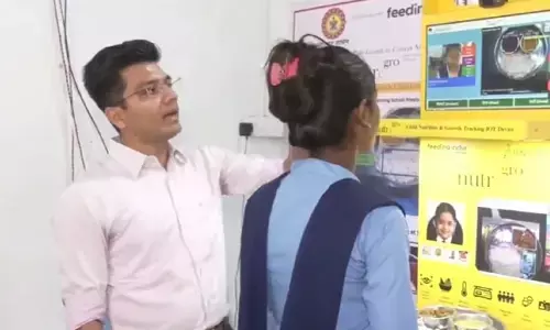 విద్యార్థుల కోసం ఆహార నాణ్యత కొలిచే AI మెషిన్‌ను ఏర్పాటు చేసిన కలెక్టర్