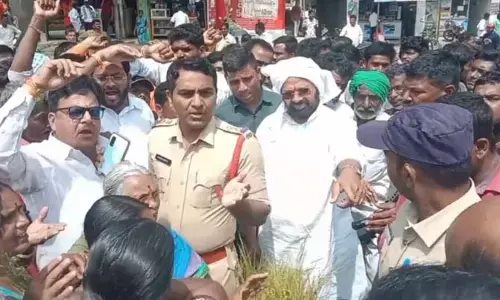 ఎమ్మెల్యే ముత్తిరెడ్డిని అడ్డుకున్న బచ్చన్నపేట రైతులు..