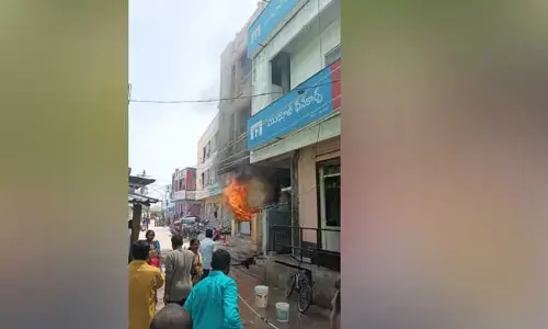 షాక్ సర్క్యూట్ తో బట్టల దుకాణం దగ్ధం..