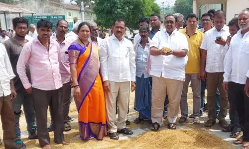 తడిసిన ప్రతి గింజనూ కొనుగోలు చేస్తాం: ఎమ్మెల్యే ఒడితల సతీష్ కుమార్