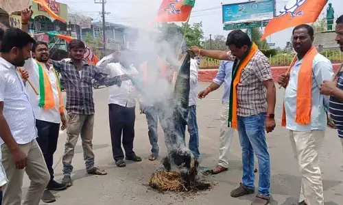 ఈటలకు క్షమాపణ చెప్పాలి.. రేవంత్ దిష్టిబొమ్మ దహనం..