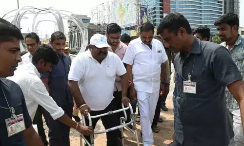 కేబుల్ బ్రిడ్జి అప్రోచ్ రోడ్డు నిర్మాణ పనులను పరిశీలించిన మంత్రి..