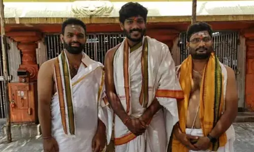 కొండగట్టు అంజన్నను దర్శించుకున్న బిగ్ బాస్ ఫేమ్..