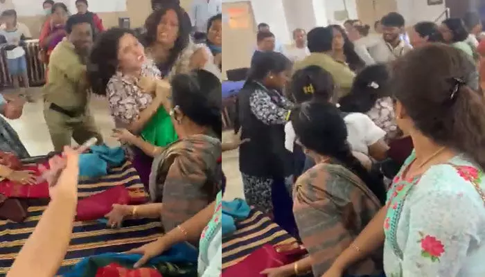 చీర కోసం షాపింగ్ మాల్లో పొట్టు పొట్టు కొట్టుకున్న మహిళలు (వీడియో) చీర కోసం షాపింగ్ మాల్లో పొట్టు పొట్టు కొట్టుకున్న మహిళలు (వీడియో)