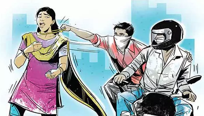 చందానగర్లో చైన్ స్నాచింగ్.. 4 తులాల గొలుసు కొట్టేసిన దుండగులు చందానగర్లో చైన్ స్నాచింగ్.. 4 తులాల గొలుసు కొట్టేసిన దుండగులు