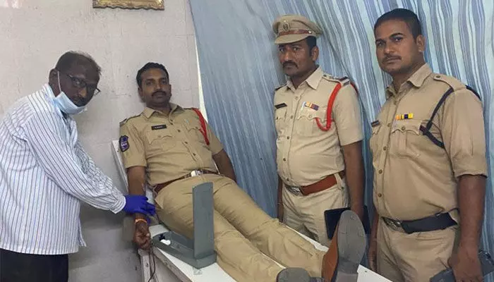 రక్తదానం చేసి మహిళ ప్రాణాలను కాపాడిన ఎస్సై రక్తదానం చేసి మహిళ ప్రాణాలను కాపాడిన ఎస్సై