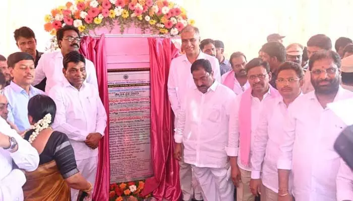 కల్లూరులో 50 పడకల ఆసుపత్రి భవనానికి శంకుస్థాపన.. కల్లూరులో 50 పడకల ఆసుపత్రి భవనానికి శంకుస్థాపన..