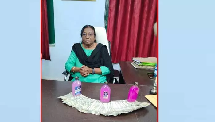 ACB: రూ.50 వేలు తీసుకుంటూ దొరికిపోయిన అధికారిణి ACB: రూ.50 వేలు తీసుకుంటూ దొరికిపోయిన అధికారిణి