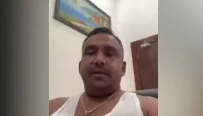 మహిళతో జార్ఖండ్ మంత్రి అసభ్య ఫోన్ కాల్.. సోషల్ మీడియాలో వీడియో వైరల్ మహిళతో జార్ఖండ్ మంత్రి అసభ్య ఫోన్ కాల్.. సోషల్ మీడియాలో వీడియో వైరల్