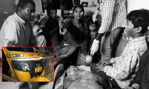 బడాపహాడ్ దర్శనానికి వెళ్తుండగా ఆటో బోల్తా.. ఇద్దరు స్పాట్ డెడ్