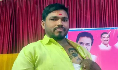 గుండెపై బీఆర్ఎస్ ఎమ్మెల్యే టాటూ వేయించుకున్న కార్యకర్త