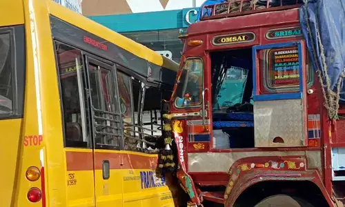 కాలేజీ బస్సు, బైక్‌ను బలంగా ఢీకొట్టిన లారీ.. ఒకరు స్పాట్ డెడ్