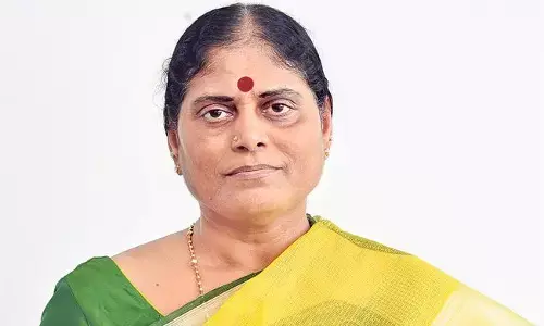 జూబ్లీహిల్స్ పోలీస్ స్టేషన్‌కు YS విజయలక్ష్మి.. పోలీసులపై సీరియస్