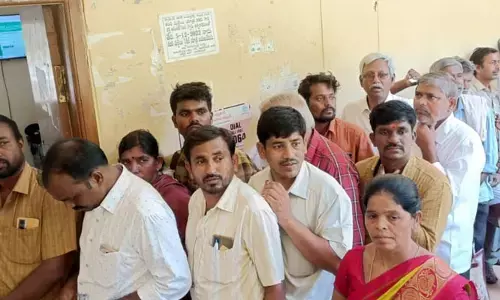 ప్రజావాణిలో ఫిర్యాదు చేద్దామంటే.. ఒంటిగంటైనా సార్లు రాలే..!