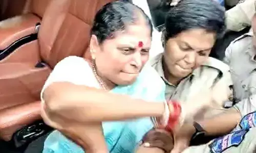 ఎక్కడపడితే అక్కడ చేతులు వేశారు.. పోలీసులపై YS విజయమ్మ ఫైర్